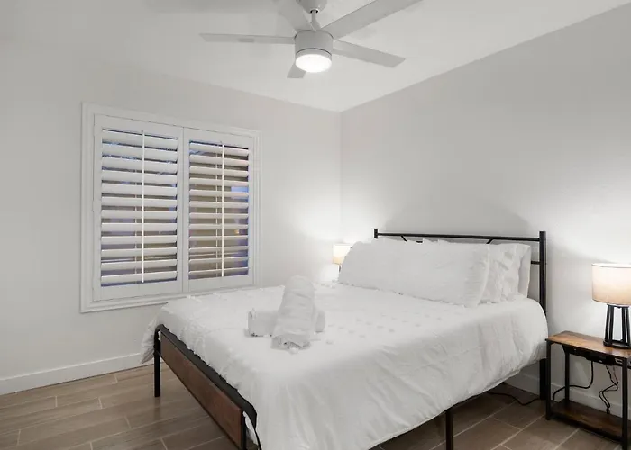 Large Pool With Diving Board, Remodeled 3bdrm, Near State Farm Stdm And More!