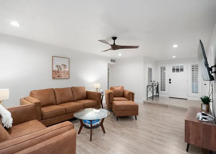 Holiday home Large Pool With Diving Board, Remodeled 3bdrm, Near State Farm Stdm And More!