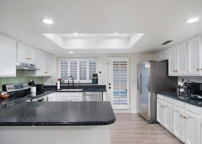 Holiday home Large Pool With Diving Board, Remodeled 3bdrm, Near State Farm Stdm And More! *