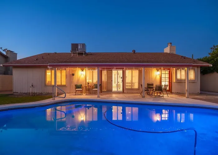 Holiday home Large Pool With Diving Board, Remodeled 3bdrm, Near State Farm Stdm And More!