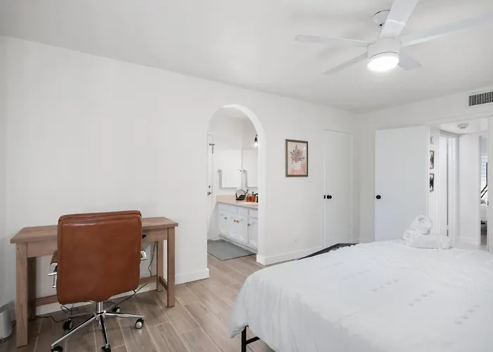 Holiday home Large Pool With Diving Board, Remodeled 3bdrm, Near State Farm Stdm And More! *