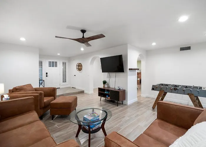 Large Pool With Diving Board, Remodeled 3bdrm, Near State Farm Stdm And More! Holiday home Peoria