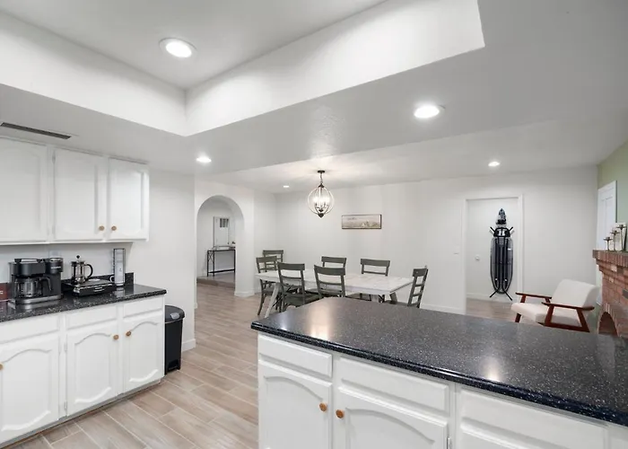 Holiday home Large Pool With Diving Board, Remodeled 3bdrm, Near State Farm Stdm And More! *