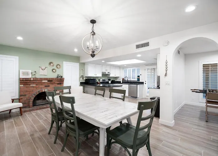 Holiday home Large Pool With Diving Board, Remodeled 3bdrm, Near State Farm Stdm And More! *