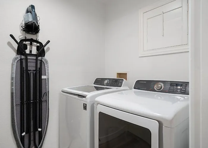 Holiday home Large Pool With Diving Board, Remodeled 3bdrm, Near State Farm Stdm And More! *