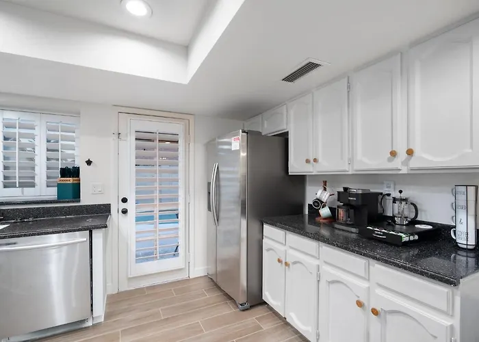 Holiday home Large Pool With Diving Board, Remodeled 3bdrm, Near State Farm Stdm And More! Peoria