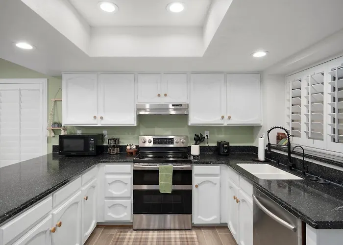 Large Pool With Diving Board, Remodeled 3bdrm, Near State Farm Stdm And More! Holiday home